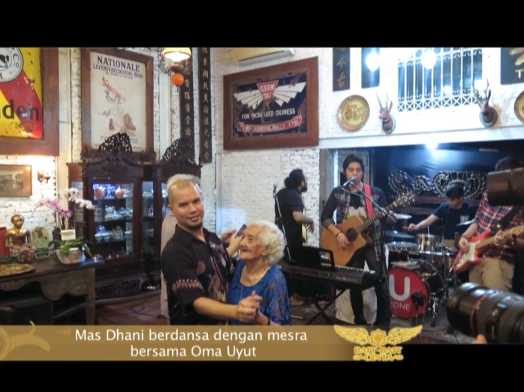 BaitCintaDhani's tweet photo. Saksikan kemeriahan perayaan ultah Oma Yut Barre Kohler malam ini di Bait Bait Cinta Pkl.00.30 WIB http://t.co/BwnllVoKf9