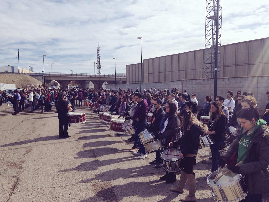 CALVARIO_ZGZ's tweet photo. Una imagen vale mas que mil palabras. Gracias a nuestros cofrades y a @dolorosazgz por este ensayo solidario!! +500l http://t.co/Sj6j0cPP0T