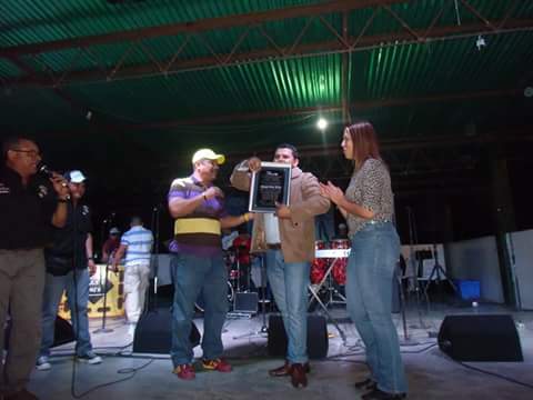 rogerklac072's tweet photo. Recibiendo Galardón en nuestro estado como agrupación revelación del Ano 2013 http://t.co/xQqelmoZw6