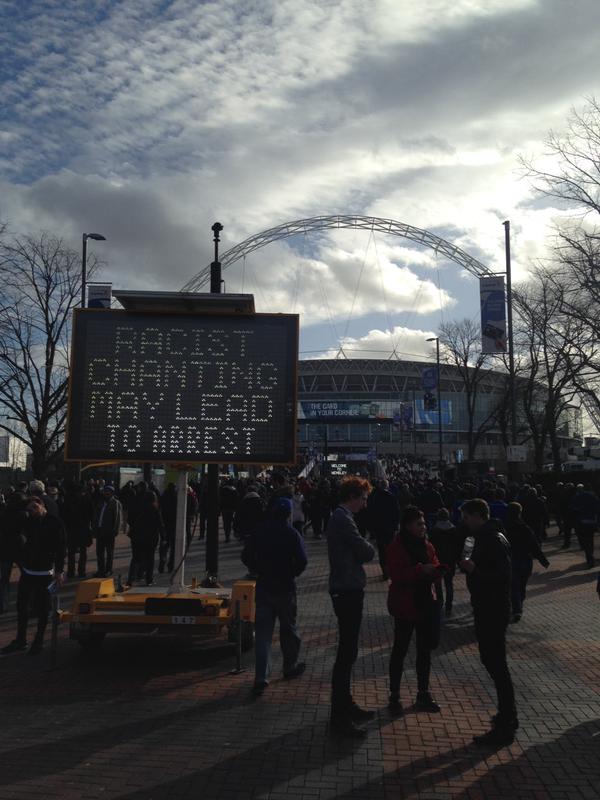FansnyaCFC's tweet photo. Kampanye anti rasis juga menghiasi di luar stadion Wembley. #CFCfans http://t.co/FEu1NGEKIp