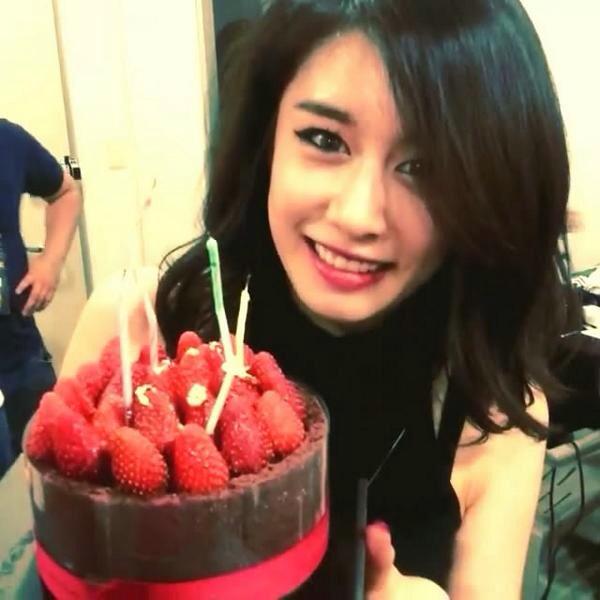  happy birthday untuk lee hongki rl dan semua rp nya^^ semoga makin sukses dan ganteng kkk 
