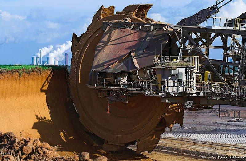 PrestigeDiesels's tweet photo. Wow! Now That's Big!

Bagger 288 A Bucket Wheel Excavator Is The Largest Land Vehicle In The World.. http://t.co/hBuwdmx2hO