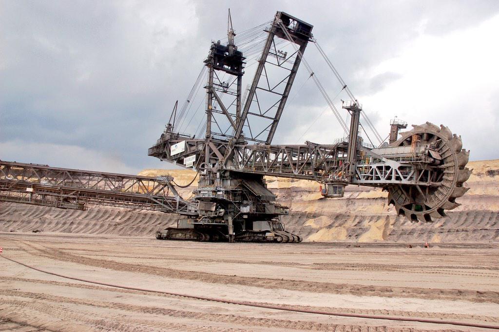 PrestigeDiesels's tweet photo. Wow! Now That's Big!

Bagger 288 A Bucket Wheel Excavator Is The Largest Land Vehicle In The World.. http://t.co/hBuwdmx2hO