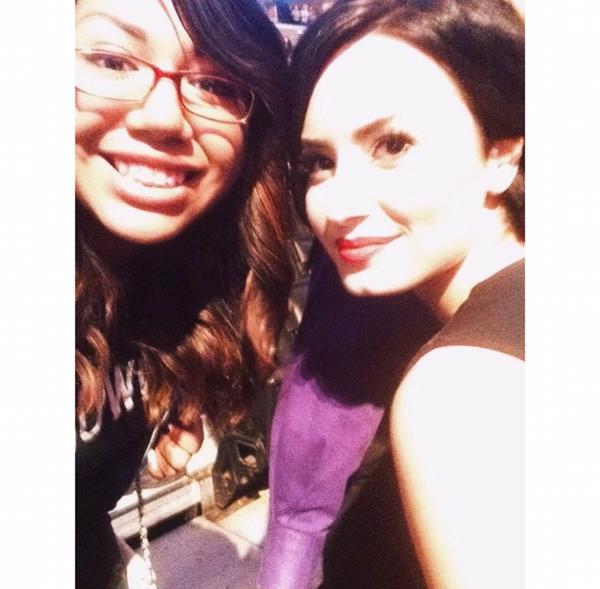 portallovato's tweet image. Demi Lovato com fã, 28/02.

I vote for #DemiLovato “Really Don’t Care” #HitTheRoad @radiodisney