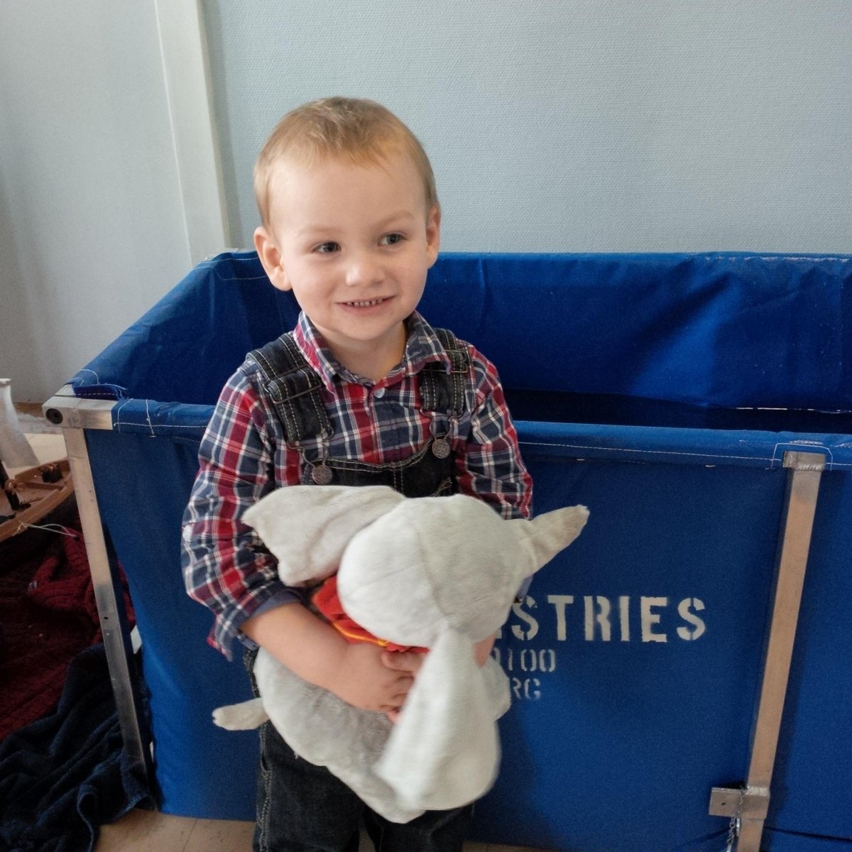 LevKirke's tweet photo. So I say, "Here is water, is there anyone else who wants to be baptised?" Matty answers, "Baptise Dumbo Daddy!" http://t.co/apGRrshnES