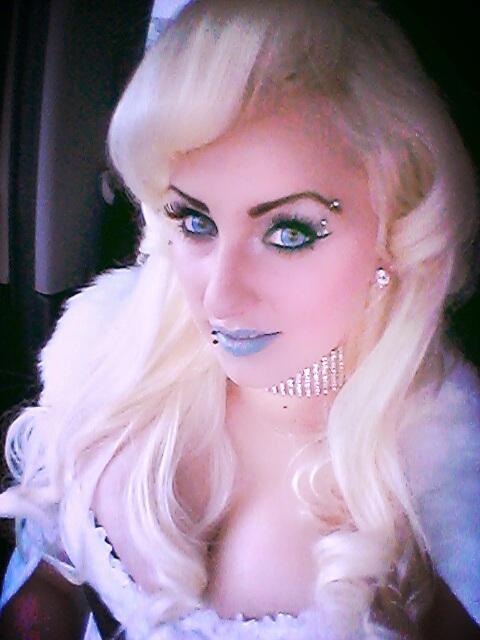 Lyndsey_Lumos's tweet photo. Emma Frost selfie 💙💎 Gotta get pics in it soon, it was too cold! 😝 #xmen #emmafrost #whitequeen #cosplay #marvel http://t.co/blqza6y2j8