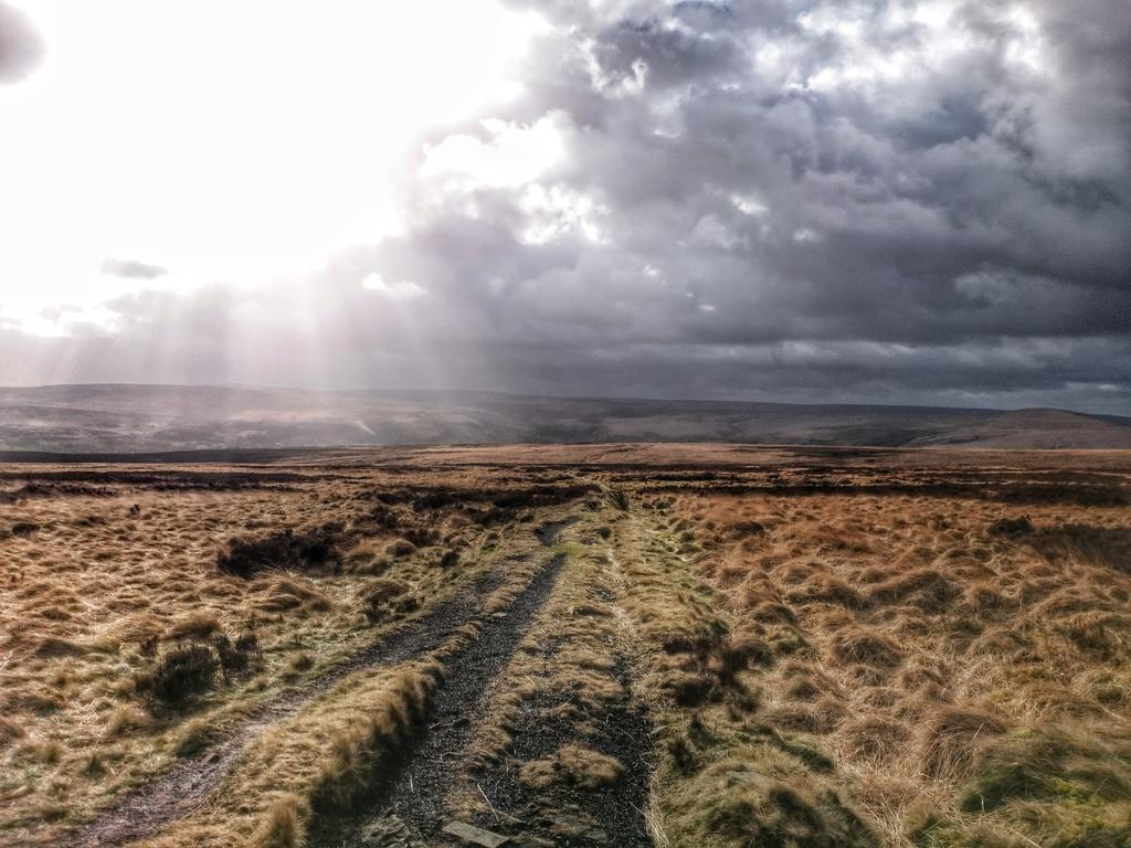 mattturner102's tweet photo. @buzzyorkshire @MarsdenmoorNT mornings #walk at #cupwith reservoir dodging the #showers #marsden moor #Sunday http://t.co/89nkxb4Q9R