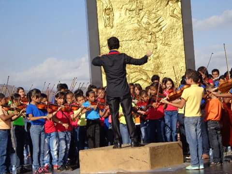 NucleoVictoria's tweet photo. Jesus P. cierre 40 Aniv. Monumento de la Juventud @sinfolavictoria  @SoyFundamusical @SistemaAragua #ElSitemaCumple40 http://t.co/MeHBp10ZzX