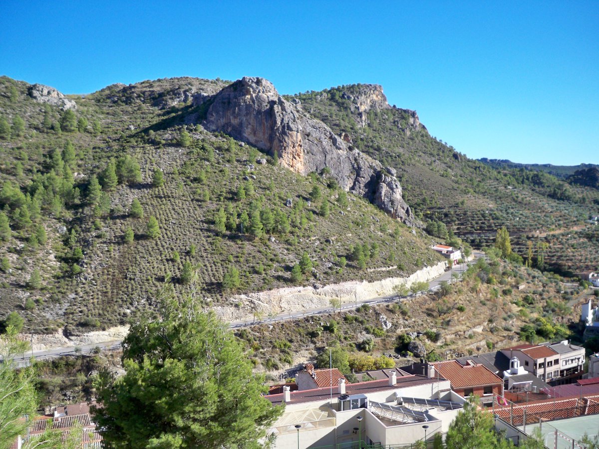 SMolinicos's tweet photo. Dedicamos el perfil de #marzo a la Peña Perico, monumento natural testigo de la historia de #Molinicos de 985 metros. http://t.co/ubppCXtWCe