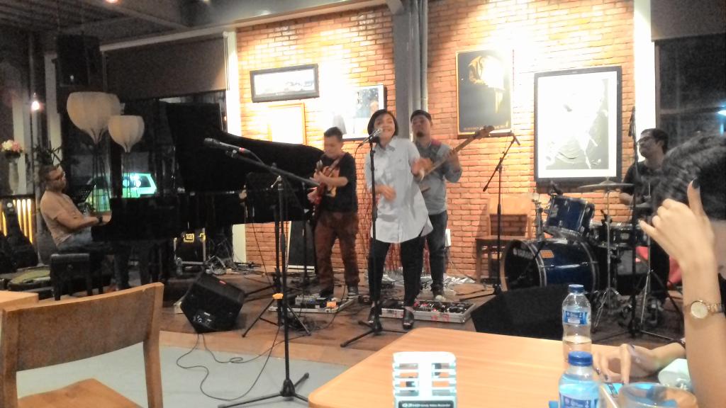 JazzKemayoran's tweet image. @Lanithebees @LaniEleonora at KJK Gathering tonite....