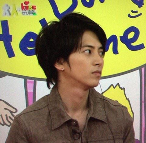 やまぴ、右耳に金のリング型のイヤリング？ピアス？してる