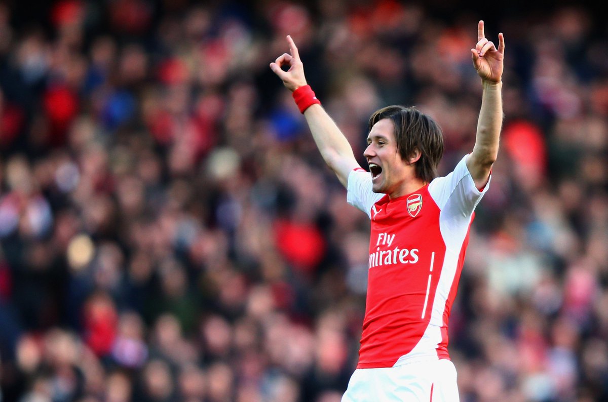 Gunners close in on 2nd place Manchester City in EPL table with 2-0 win against Everton.