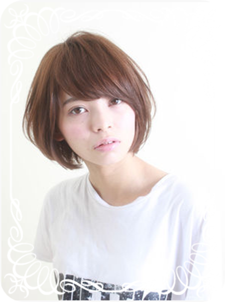 ショート ボブヘア ２０１５ 大図鑑 大人可愛い ショートボブ まとまりを残しつつ トップにレイヤーを入れて全体的に軽やかさと ふんわり柔らかさを出したショートボブ 目の上で流した前髪で小顔効果も抜群 カラーは今旬のベージュ系カラーで透明感を