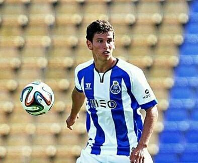 Daniela__Tapia's tweet photo. @igor_five  marco el 2-1 del Porto B ante el Beira Mar con un impecable cabezazo al minuto 17 @FansIgor @dalebulla_cl http://t.co/L8EZ3dFgNd