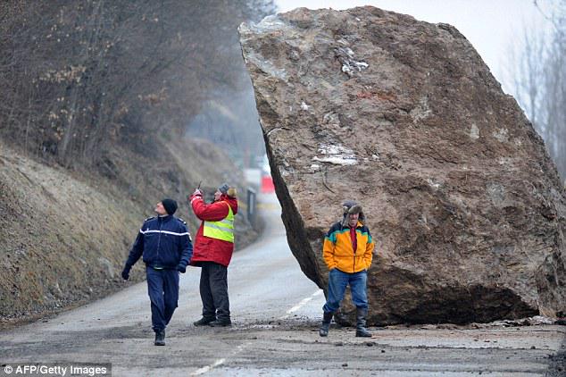 DailyMail's tweet photo. Thousands of skiers trapped after giant 50-tonne rock blocks main road http://t.co/drFuVqLgww http://t.co/fA8CbG1pGj