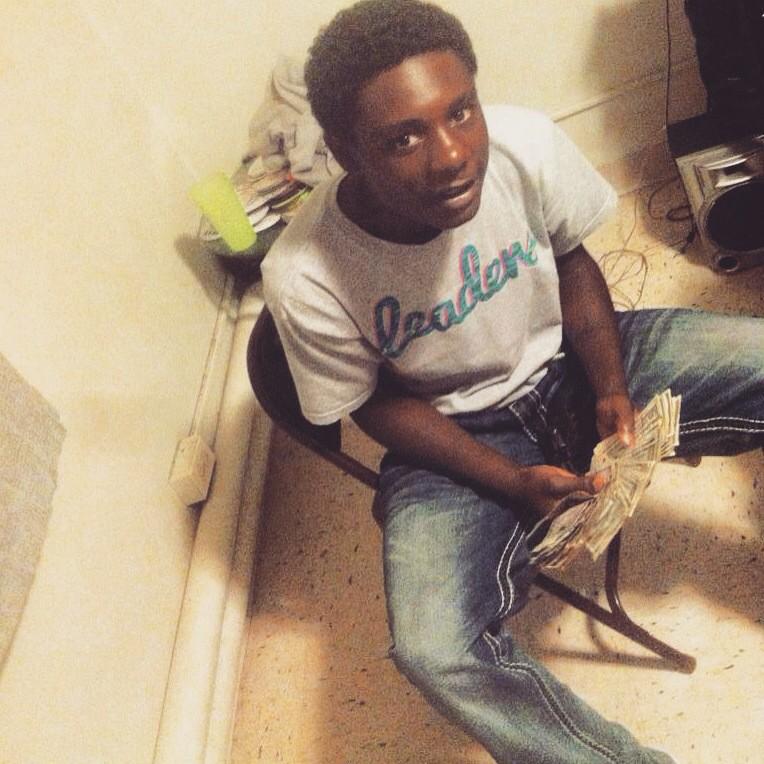 _TaeRuggaa's tweet photo. Get yo ass 🔫in a week bout my 💰💰💰 http://t.co/5xe7sxpNdk