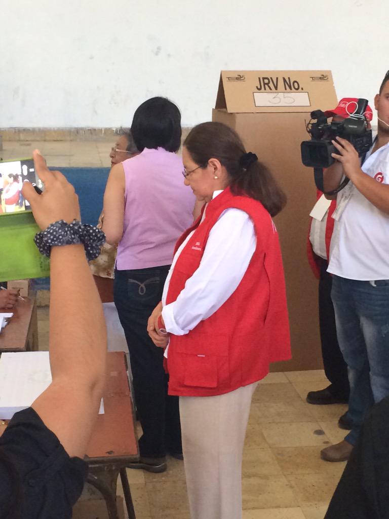 tavocastanedavp's tweet photo. Diputada preparándose para ejercer su voto @votajoven #SomosMasQueVoto http://t.co/JWS2MxtPT5