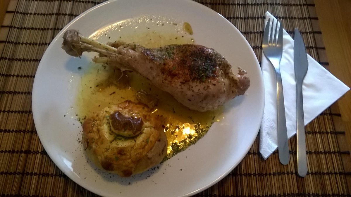 ElBistrodeMarco's tweet photo. #parachuparselosdedos Muslos de pavo horneados con cebolla caramelizada y mi riquísima receta de patata. #byMarco http://t.co/Mf9yFJGehk