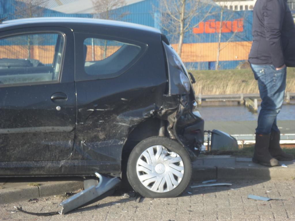 Aanrijding wolpherensedijk Gorinchem persoon van de blauwe auto is mee genomen met ambulance