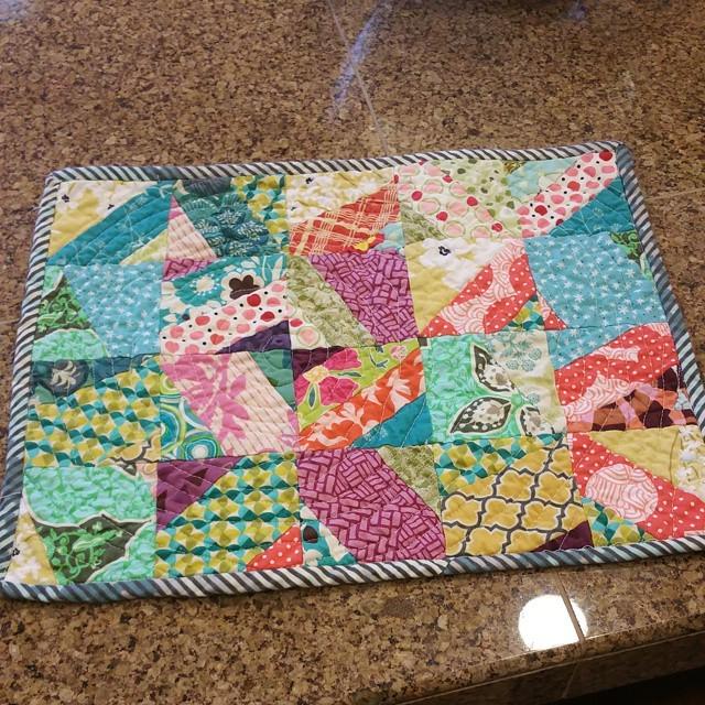 jenniffier_k's tweet image. A little place mat I made for my lunch bag.  #scrapquilting ift.tt/1E6k4oB