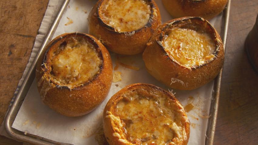 FoodNetwork's tweet photo. Don't miss @FullerFarmer's French Onion Soup bowls on #FarmhouseRules at 12:30|11:30c: http://t.co/qxHzyFL4KN! http://t.co/66yIfgNO51