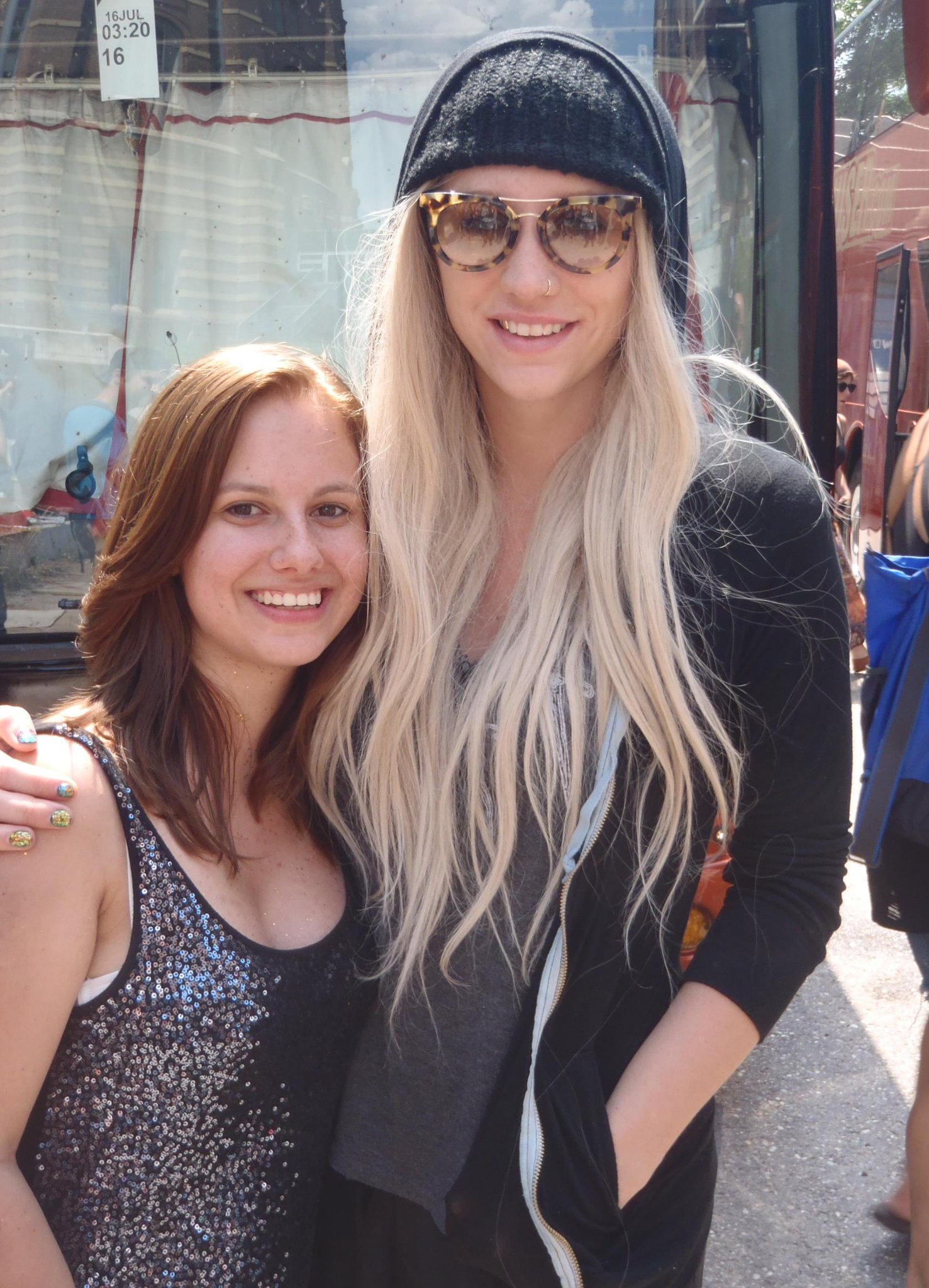  Happy Birthday Kesha . I love U *.*  