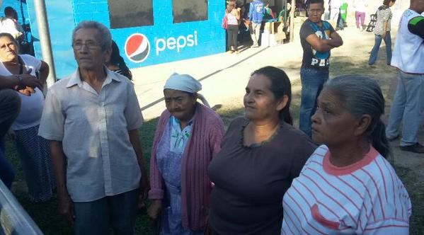 denuncia2015's tweet photo. Adultos mayores esperan en Nuevo Cuscatlán les solventen problemas para poder votar. #Denuncia2015 #Elecciones2015 http://t.co/0DDpib0FV2