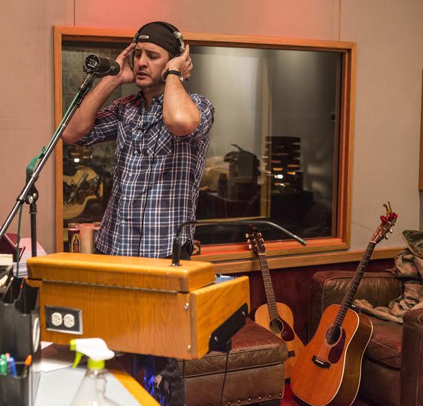 lukebryan's tweet image. I am excited to share new music with yall. Pre-order #SpringBreak15 #CheckinOut here: umgn.us/LBSBCO