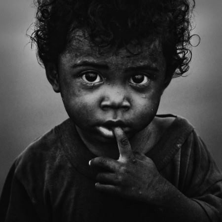 Yıkadım geçmedi anne ellerimin kiri Yüzüm gözüm kapkara! Temizlenmiyor bir türlü bu neyin nesi!
Ufuk Cengiz