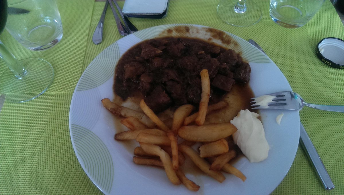 SMeremans's tweet photo. @Jerremeus: Ook wij doen mee met de stoofvlees-met-frietdag. Lekker!! #dagelijksekost #zalig http://t.co/2h7cDpGfeH