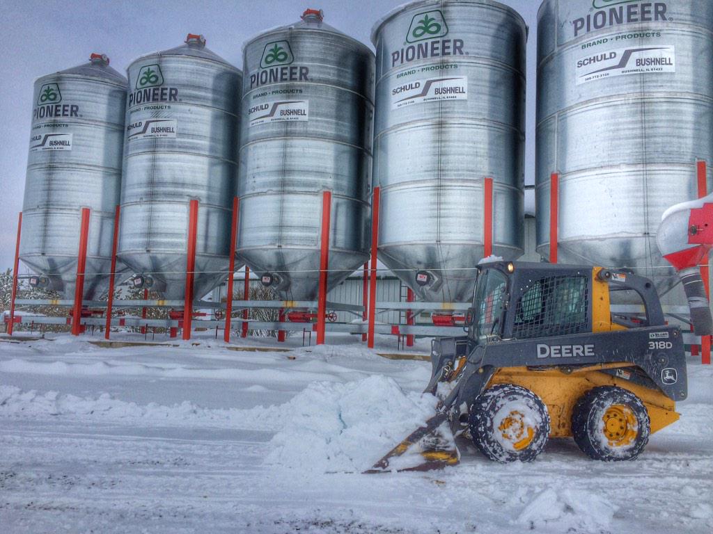 mickey_tanner's tweet photo. Moving the snow for seed beans tomorrow morning! #JohnDeere #skidsteer #plant15 #seedbeans #farm365 http://t.co/vhprJHTg8p