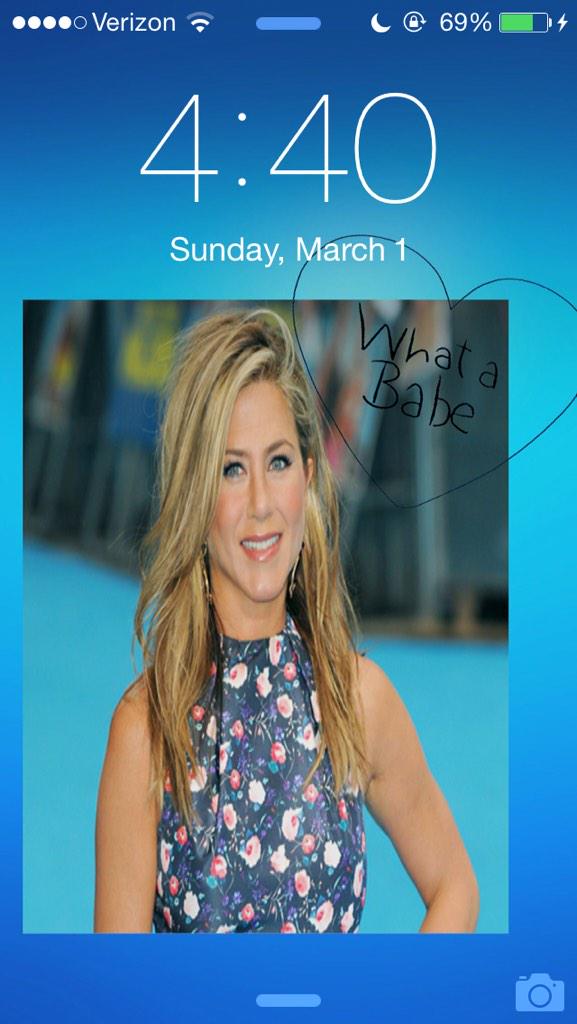 lockscreensofc's tweet image. jennifer aniston lockscreen

retweet if you want and I'll dm it to you