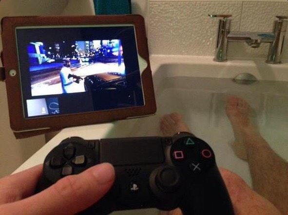 CauseWereGuys's tweet photo. HE FACETIMED HIS PLAYSTATION SO HE COULD PLAY IT WHILE TAKING A BATH.  THIS DUDE IS THE FUTURE http://t.co/LAaPhcUjzL