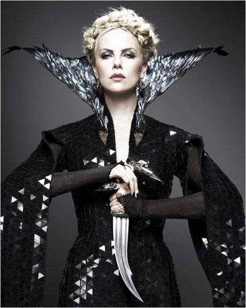 superzappeur's tweet image. 🍎 &quot;Miroir, miroir, dis moi qui est la plus belle ...&quot; #BlancheNeige #TF1 @TF1 @CharlizeAfrica #SnowWithe