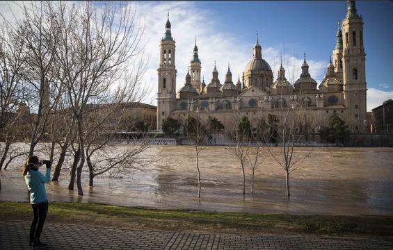 A3Noticias's tweet photo. La crecida del Ebro en Navarra y Zaragoza, en IMÁGENES. Son las peores inundaciones desde 2003 http://t.co/ak9WjDpI9N http://t.co/jAp9jS1FBo