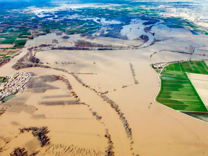 A3Noticias's tweet photo. La crecida del Ebro en Navarra y Zaragoza, en IMÁGENES. Son las peores inundaciones desde 2003 http://t.co/ak9WjDpI9N http://t.co/jAp9jS1FBo