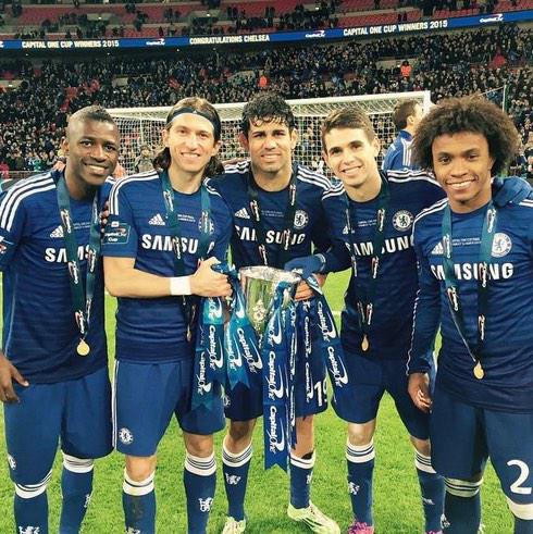 ChelseaOverload's tweet photo. Brazilian celebration on the pitch at Wembley. #CFC http://t.co/IW40dvAiDD