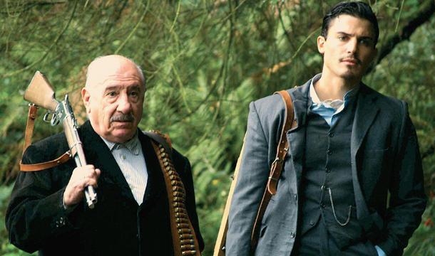 Alfredo Landa (Juaco) e Álex González (Urbano) in una scena del film "Luz de Domingo" (2007)