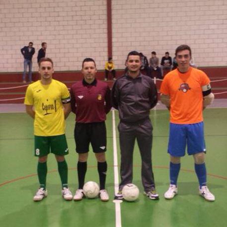 28_Chumi's tweet photo. Foto del encuentro de ayer de los capitanes y árbitros del @ManadaCD @Moises_Nfr y @CdBfutsal @13_Chumi #Futsal ✌️⚽️ http://t.co/Ik22T77II9