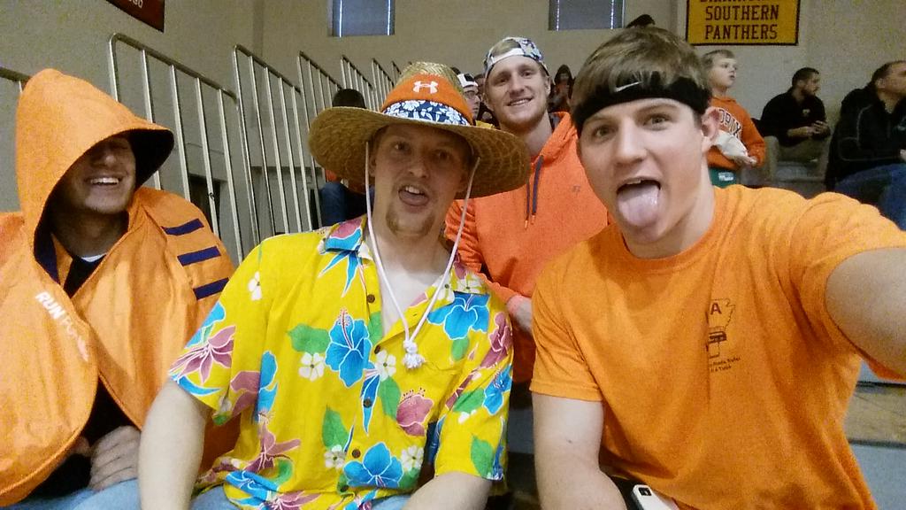 BenLuedtke12's tweet photo. Were here live at the championship game! Down by 3 at halftime!  Lets go Warriors! #hendrixmbb #Championship http://t.co/ZcKHlvXvqX