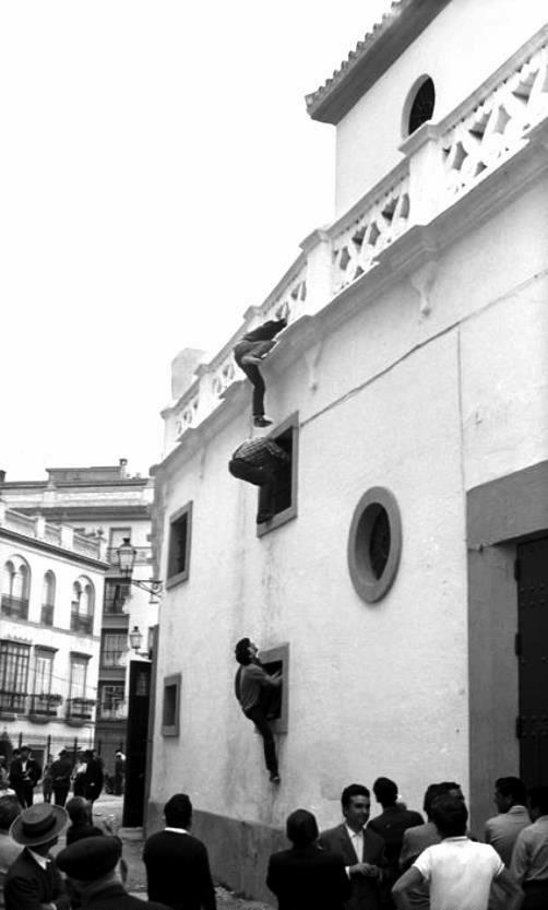 sevillaevento's tweet photo. Cuando se acababan las entradas n #TorosMaestranza , algunos pícaros optaban por trepar el coso baratillero

Año 1960 http://t.co/8hBMoS0pej