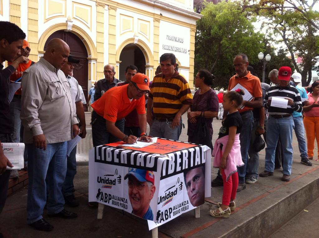 catiritobeac's tweet photo. Líderes regionales firman por el cambio pacífico y constitucional http://t.co/zFrdlaOZMX http://t.co/OPMW8temP2"