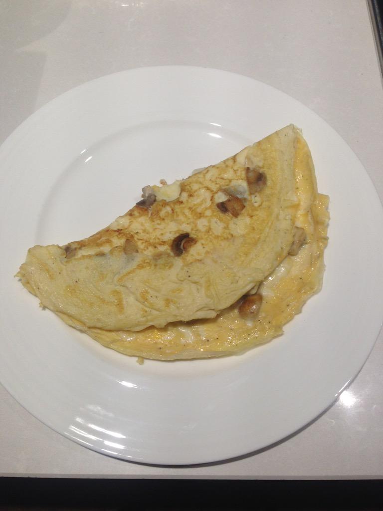 gettinglean15's tweet image. Day 7/90 mushroom omelette!!! So nice with a bit of mozzarella #ilovethisplan @thebodycoach #90daysss #lowcarb