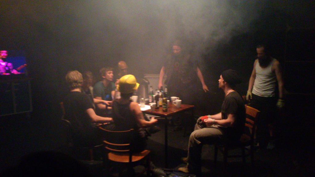 100Wort's tweet photo. Das Theaterstück der Techniker :) @SOPHIENSAELE #100grad http://t.co/3FwaJkS5st