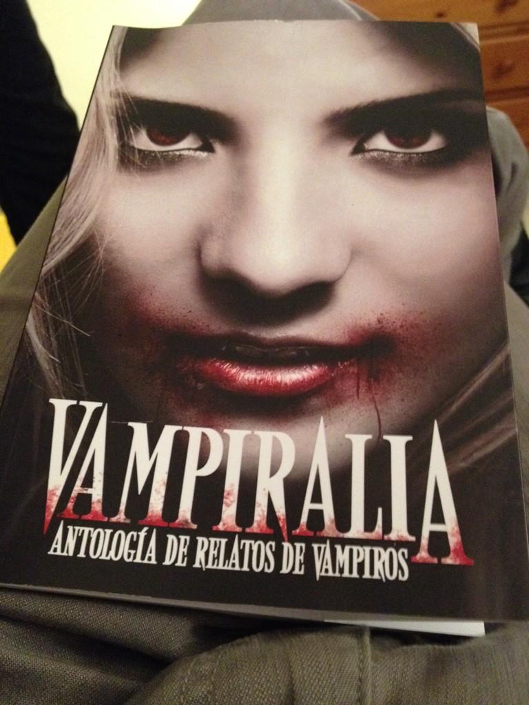 Gracias <a href="/DaniLanza/">Stephanie</a> por la copia firmada de #vampiralia habrá que echarle un ojo! #book #books #libro #antologia