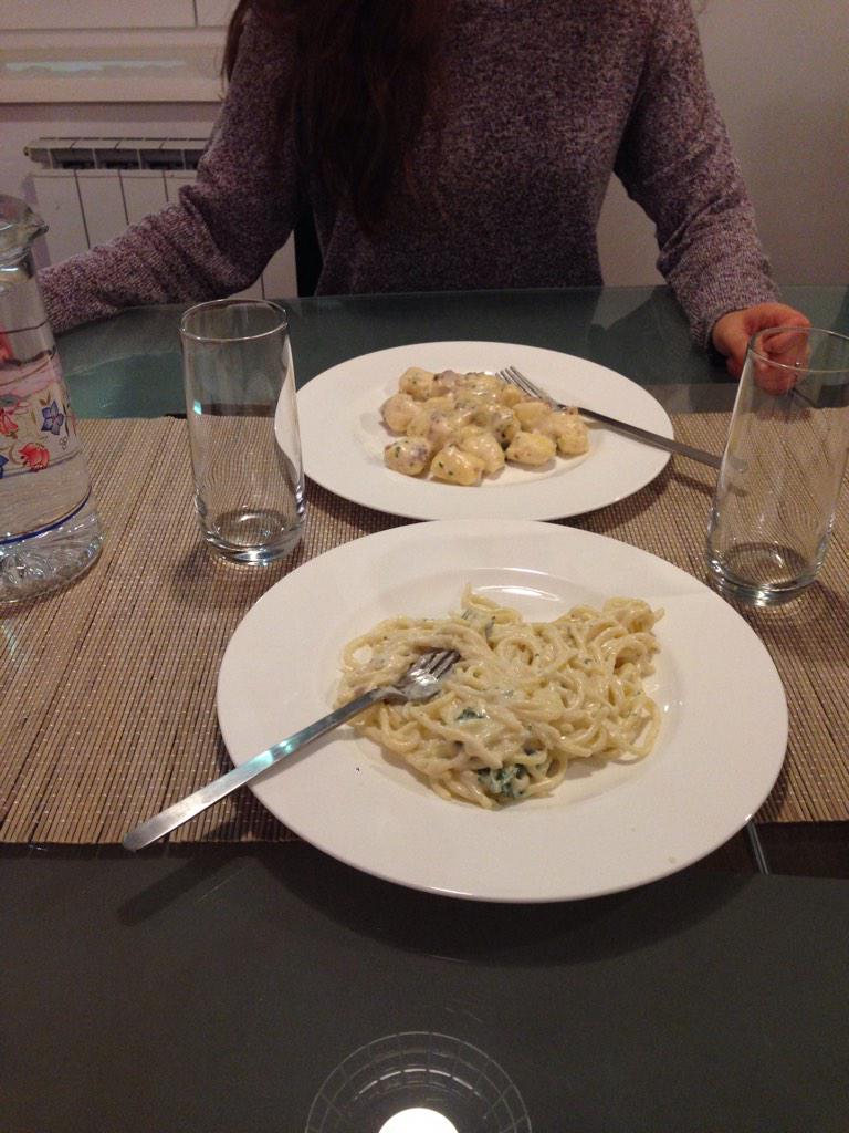 it_is_amandaa's tweet photo. Malviviendo en Eslovenia, despues de aprender a poner lavadoras, hoy me hace la cena @crisureda http://t.co/EhKJ52uvCj