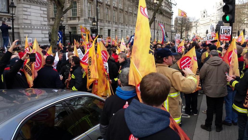 NSSN_AntiCuts's tweet photo. #NSSN sends solidarity 2 @EssexFBU locked-out:on strike fighting fire service cuts #FBUstrike http://t.co/BTWikXiQoS http://t.co/b0siaBe8LT