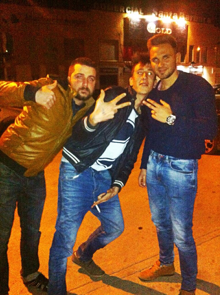 JC_Browm's tweet photo. Sabado noche cn los lokos estos jajjajja muy buena noche la verdad en #GOLD TEATRO CLUB http://t.co/LScPP26AHN