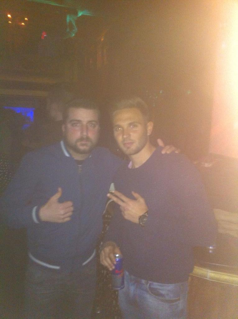 JC_Browm's tweet photo. Sabado noche cn los lokos estos jajjajja muy buena noche la verdad en #GOLD TEATRO CLUB http://t.co/LScPP26AHN