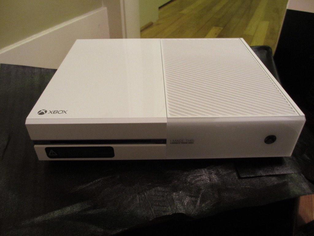 CardingStuff's tweet image. Giving away a custom painted Xbox One to start things off, RT and follow for a chance to win!